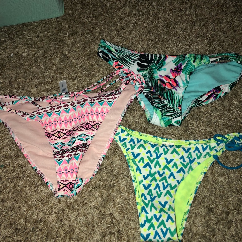 Medium/ small bikini bottoms.